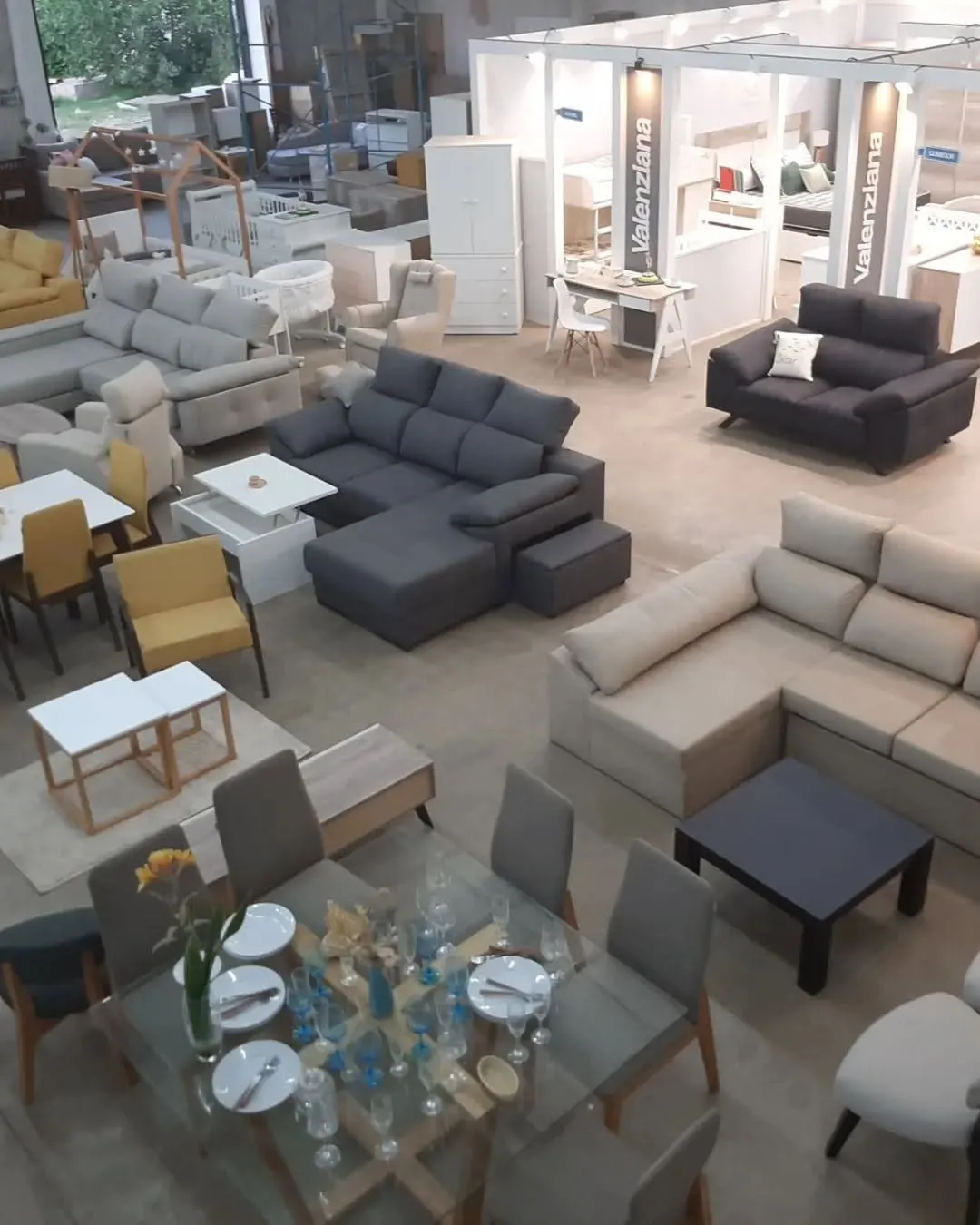 Showroom de Amoblamientos Ponce de León con sillones y sector de la marca Valenziana